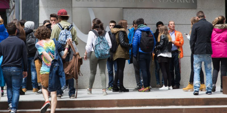 Uns alumnes entren a l’edifici de la Universitat d’Andorra.