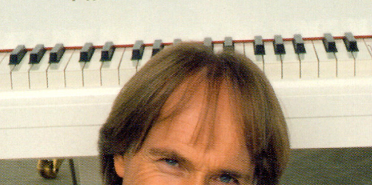 Richard Clayderman amb una partitura davant el piano