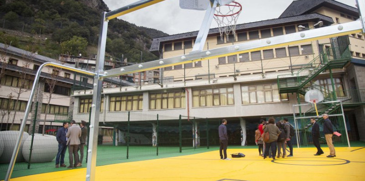 Visita al pati de l’antiga escola espanyola de Ciutat de Valls, ahir.