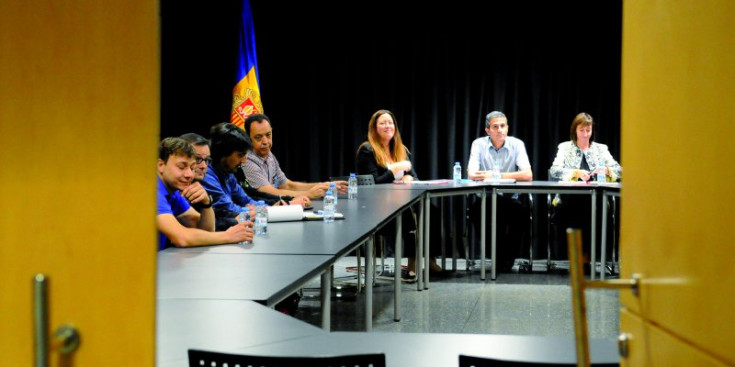 Un moment de la reunió amb la ministra Eva Descarrega i els representants dels sindicats, ahir.