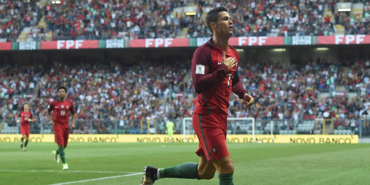 Cristiano Ronaldo es toca el pit després de marcar un dels tres gols que va fer en el 5-1 de Portugal contra les illes Fèroe, el 2 de setembre passat.