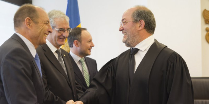 El fiscal general, Alfons Alberca, és felicitat després de l’acte de renovació del seu càrrec, ahir.