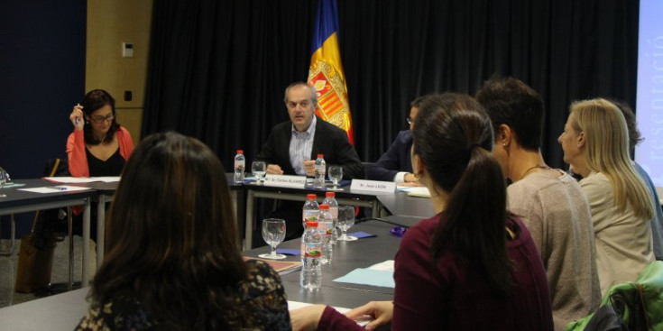 Un moment de la comissió de seguiment, presidida per Alvarez, ahir.