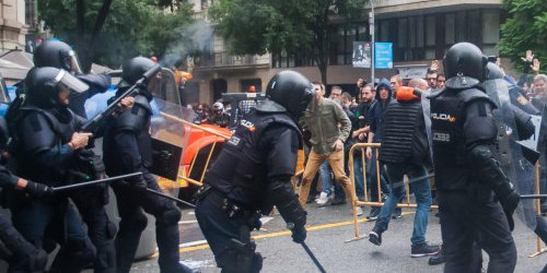 Efectius de la Policia Nacional carreguen a un dels punts de votació habilitats a Barcelona, ahir.