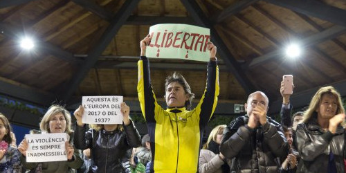 La concentració de rebuig a la violència, ahir, a la plaça del Poble.