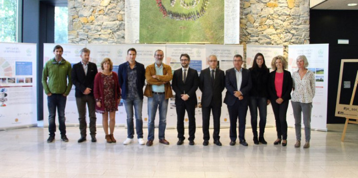 Foto de grup de totes les persones involucrades en l’organització de l’exposició sobre turisme sostenible.