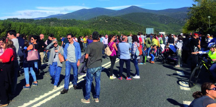 Diversos manifestants tallen la carretera N-145 a l’alçada de la Seu d’Urgell, ahir.