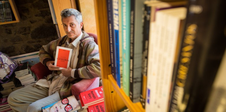 Manel Gibert sosté, cap per avall, un volum del recull de relats ‘Vertigen’, ahir a la llibreria la Puça.