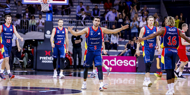 Els jugadors del MoraBanc, durant el partit a casa de la Lliga Endesa contra el Fuenlabrada.