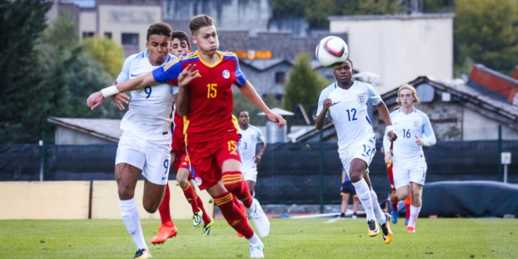 Alavedra (15) cobreix la pilota cobert per Calvert-Lewin (9), ahir.