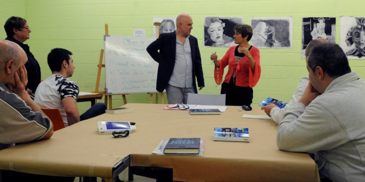 L’escriptor Albert Villaró, de peu, en el taller de lectura, ahir.