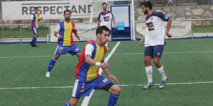 Cristian condueix la pilota en el partit contra el Sant Ildefons.