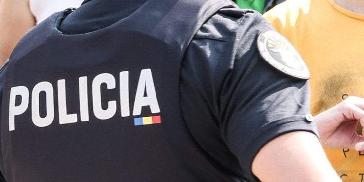 Un agent de policia patrulla a Andorra la Vella.