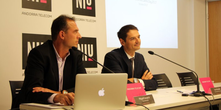El responsable del NIU i el director general adjunt d’Andorra Telecom, ahir.