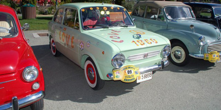 Tres dels vehicles exhibits al Prat Gran d’Encamp la darrera edició del ‘Weekend dels anys ‘60’.
