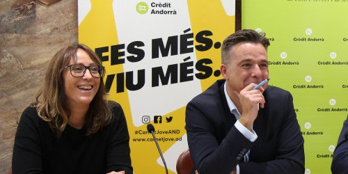 Mònica Sala, Marc Pons i Joan Ramon Mas a la presentació del nou Carnet Jove, ahir.
