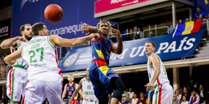 Passada enrere d’Albicy en el primer partit a l’EuroCup, contra l’Unics Kazan, al Poliesportiu d’Andorra.