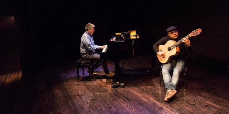 Jordi Barceló, al piano, i Manuel Alonso, a la guitarra, en un concert.