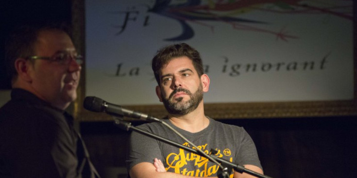 David Gálvez, l'autor d''Arnes', escolta atentament Iñaki Rubio, ahir a La Fada Ignorant.