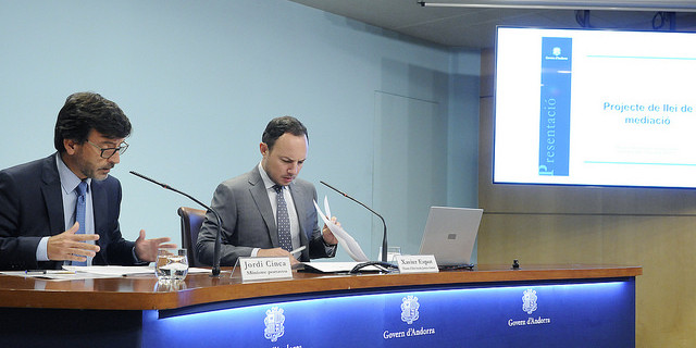 Cinca (esquerra) i Espot, en plena presentació del projecte de la Llei de Mediació, ahir a l’edifici administratiu del Govern.