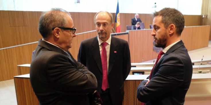 El conseller liberal Joan Carles Camp conversa amb Víctor Naudi (SDP) i Pere López (PS).