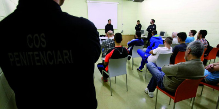 Diversos reclusos del centre penitenciari assisteixen a una xerrada.