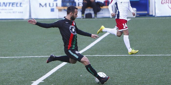 Una acció del partit entre el Lusitans i el Vall Banc FC Santa Coloma, ahir a la Borda Mateu.