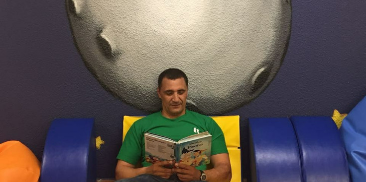 Omar el Bachiri llegeix a la biblioteca d'Encamp.
