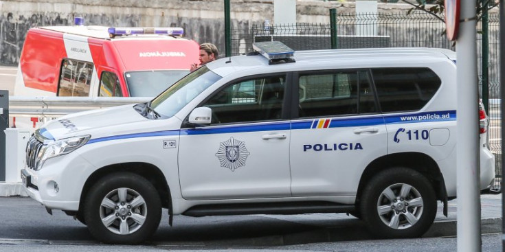 Un cotxe de la Policia patrulla a Andorra la Vella.