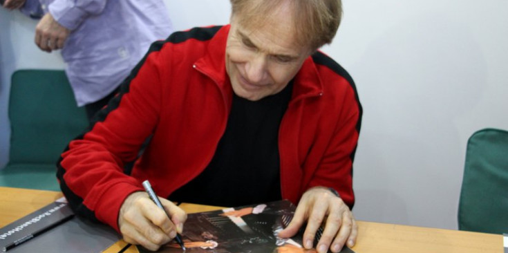 Richard Clayderman firma un cartell després de la roda de premsa, ahir.