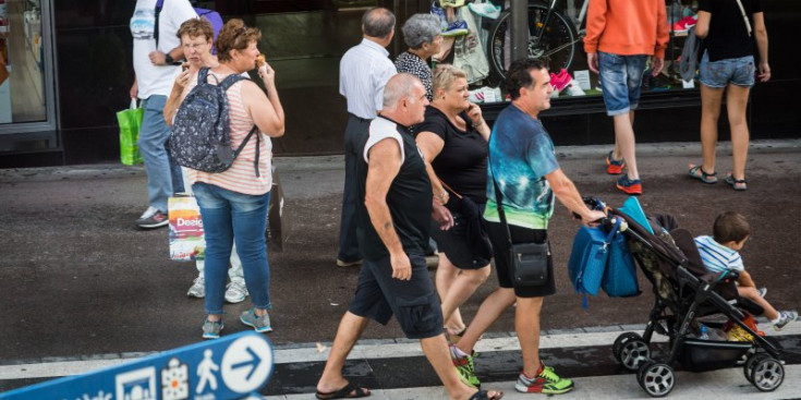 Diversos turistes passegen per l’avinguda Carlemany.