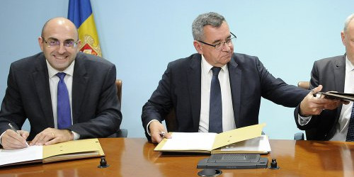 Representants de FEDA i d’EDF signen la col·laboració, ahir.