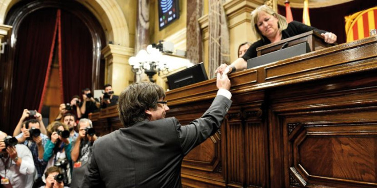 El president de la Generalitat, Carles Puigdemont, entrega el seu vot per la resolució de la independència, ahir.
