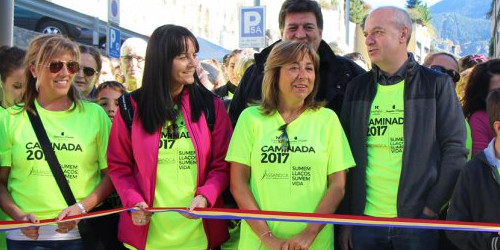 Autoritats a punt de tallar la cinta per donar inici a la caminada.