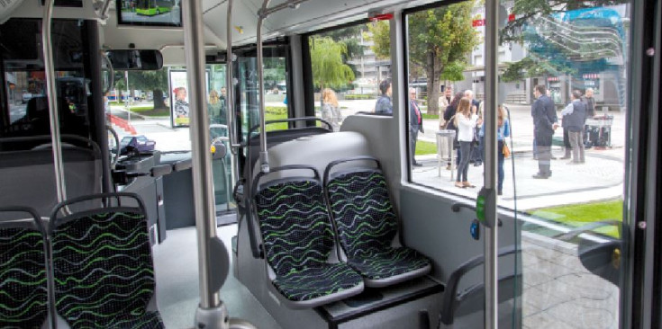 L’interior d’un autobús de línia interurbana buit en una parada del centre d’Escaldes-Engordany.