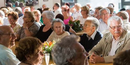 Un grup de jubilats reunits durant una jornada de la gent gran.