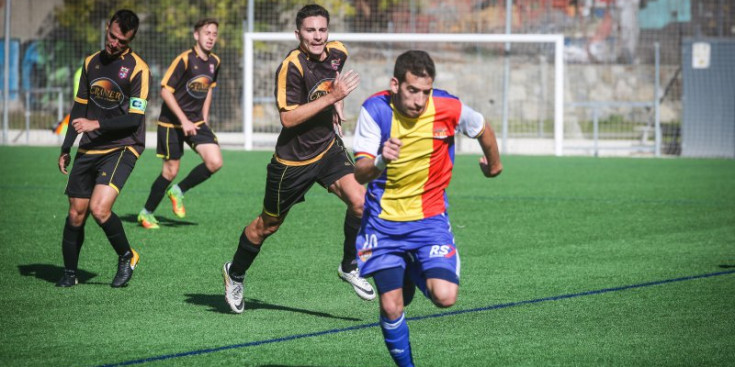 Cristian guanya per velocitat als jugadors del Vista Alegre per llançar el contraatac, ahir.