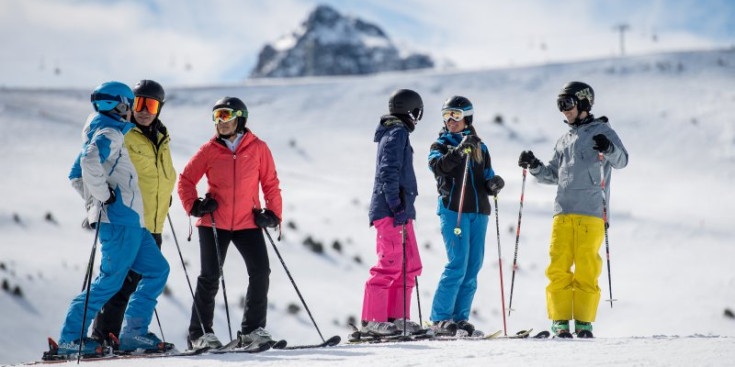 Monitors de Grandvalira imparteixen classes d’esquí a l’estació, la temporada d’hivern passada.