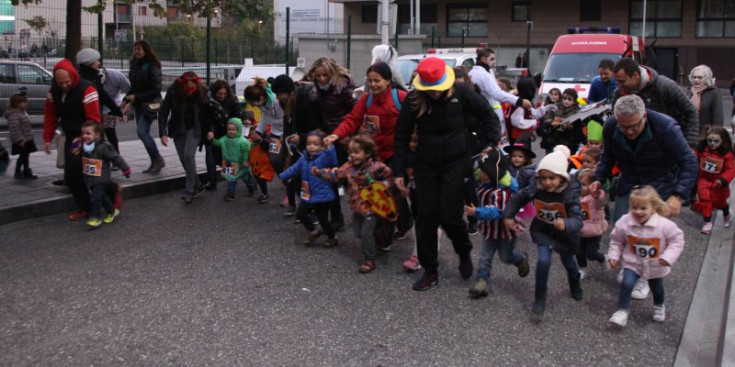Uns nens participen a la cursa de Halloween d’Escaldes-Engordany, ahir.