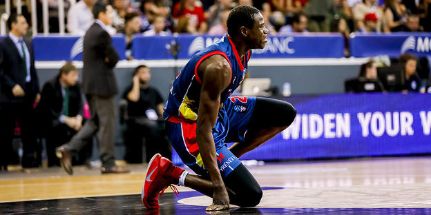 Moussa Diagne, agenollat en el partit d’EuroCup contra l’Unics Kazan al Poliesportiu.