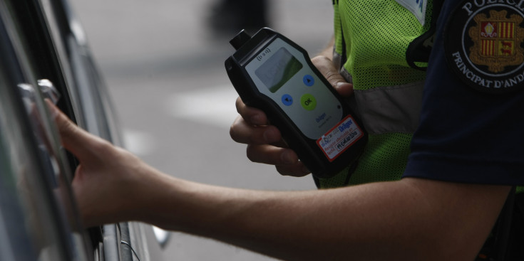 Un policia amb un aparell per efectuar controls d'alcoholèmia