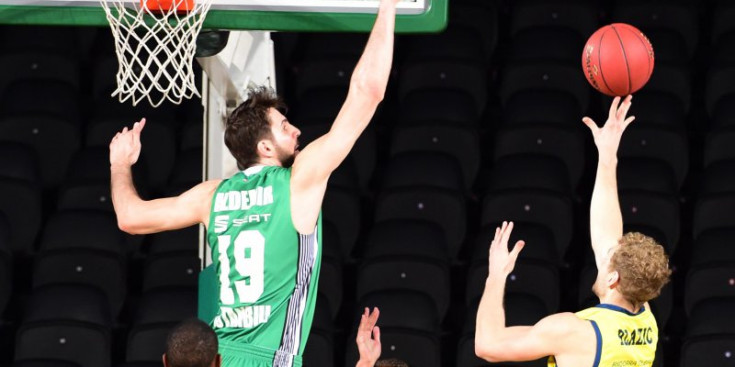 Aldemir (19) intenta taponar Blazic en una penetració a cistella, ahir al Volkswagen Arena.