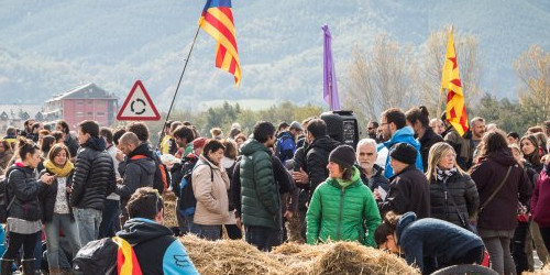 Manifestants concentrats a l’N-145 bloquegen el trànsit rodat en ambdós sentits de la marxa, ahir.