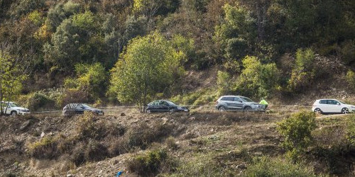 Vehicles voregen el tall de l’N-145 a través del camí de l’Anserall.