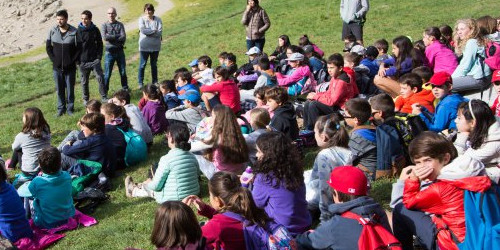 Alumnes de primera ensenyança durant una sortida escolar al Llac d’Engolasters.