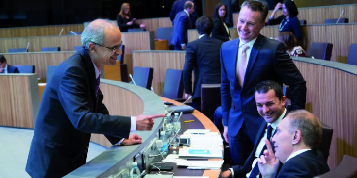 El cap de Govern, Toni Martí, conversa amb el president del Grup Parlamentari Liberal, Josep Pintat, i els consellers Gallardo i Costa.