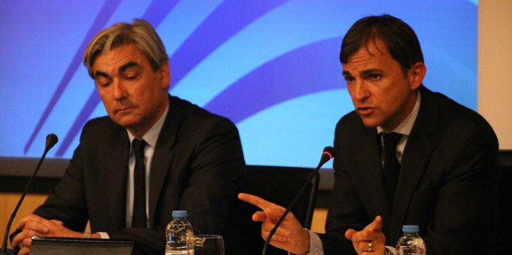 Vilallonga (dreta) i l’advocat francès, Michel Colletel, ahir a MoraBanc.