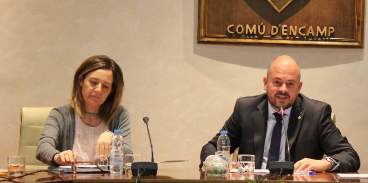 La cònsol menor i el cònsol major d'Encamp, Esther París i Jordi Torres, durant la sessió de consell de comú.
