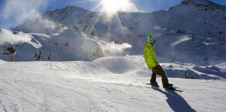 Un jove fa ‘snowboard’ a l’estació d’Arcalís.