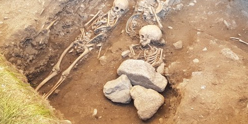 Alguns dels cossos que els treballs arqueològics han fet aflorar a l’antic cementiri de l’església de Santa Coloma.